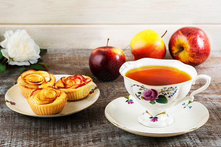 茶杯和苹果玫瑰松饼家制苹果蛋糕茶时间早餐甜苹果糕点图片