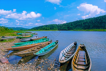 木船停靠在河岸边美丽的流景观背景图片