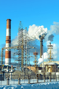 冬季风景高压输电塔和工厂管环境尘埃概念工业前景空气污染管背景图片