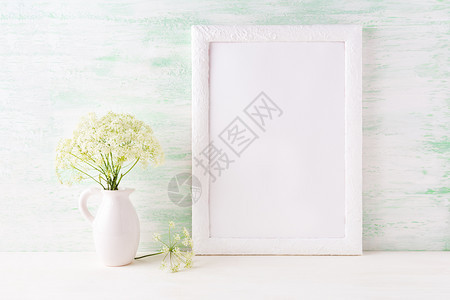 白色框架模型在投手中用精美的野外花朵空框架模型用于演示艺术作品白色框架模型在投手中用精美的野外花朵图片
