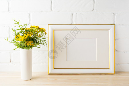 金色装饰的景观框架模型用在油漆砖墙附近的花瓶中野生丰富黄色花朵空框模拟演示设计现代艺术的模板框架金色装饰的景观框架模拟在油漆砖墙图片