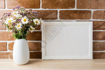 白色的地貌框架由花朵束模拟白色的地貌框架由花束模拟在露天砖墙附近的花瓶中由束模拟空的框用于演示文稿设计现代艺术的模板框架图片