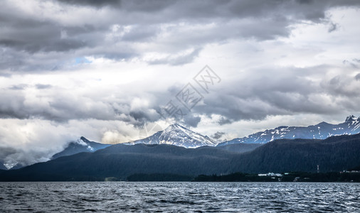 云里小鲸鱼北阿拉萨卡附近的June山丘脉景象背景