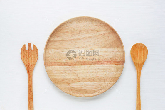 有勺子和叉的木盘子图片
