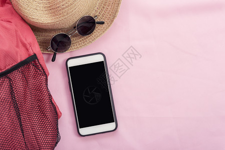 现代连接技术背景移动红包帽子戴和墨镜的粉红色背景生活方式旅行背景图片