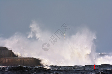 在西班牙的阿斯图里亚岛在灯塔和圣埃斯捷班德普拉维亚码头的暴风波图片