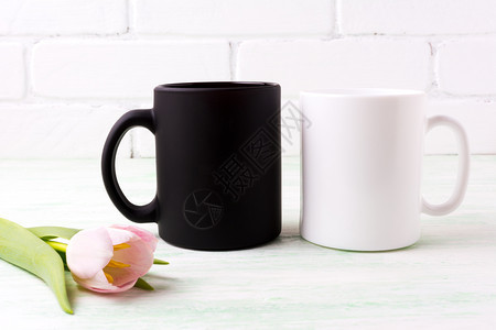 白色和黑咖啡杯子模型用粉红色的郁金香花空杯子模型用粉红色的郁金香做设计宣传图片