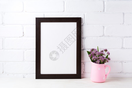黑色棕框架模型在polkadt粉红色的紫花朵中黑褐框架模型在polkadt粉红色的生锈水壶花瓶中紫色田地花朵中空框架模拟演示设计图片