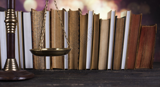 法律书籍官大棒司规模木制办公桌背书法律和司概念律典和规模图片