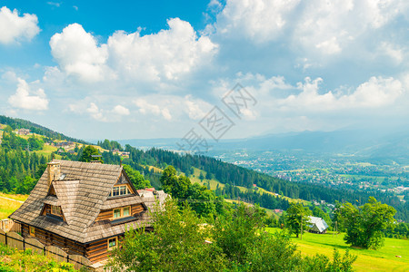 从高处山丘和房屋在Zakopneld传统的高清图片素材