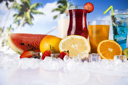 夏季饮料棕榈枝和新鲜热带水果图片