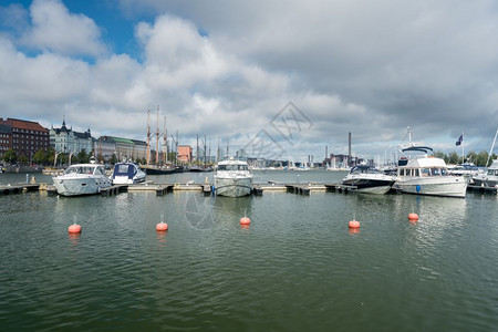 helsink港口的动力船helsink码头的大型奢侈电力船和巡洋舰图片