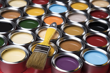 含油漆刷的彩色罐含刷和亮色调板的锡罐图片