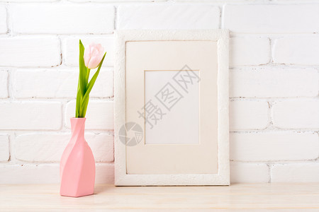 白色壁画墙附近的白色壁画上白色画模型用粉红色的郁金香做成粉红色壁画白用做成的用软粉红的壁画做成白色用于展示艺术的空壁画模型现代艺图片