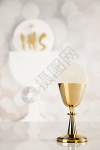 圣餐白背元素圣餐一个金色的圣杯白色的圣餐杯图片