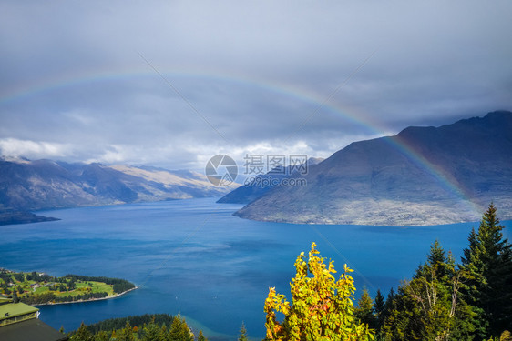 新西兰华卡提普湖和皇后镇全景的彩虹新西兰瓦卡提普湖和皇后镇的彩虹新西兰瓦卡提普湖和皇后镇的彩虹图片