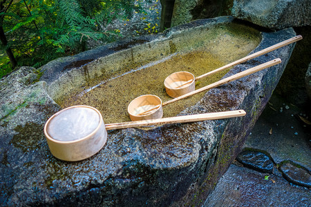 在阿拉西山京都雅潘的一座圣殿中净化喷泉在阿拉西山日本的一座圣殿中净化喷泉在阿拉西山日本的一座净化喷泉在阿拉西山日本的一座圣殿中净图片