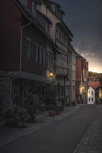 在日落时从一个小城镇chwabisal的狭小街道巷子里面有老房和建筑物图片