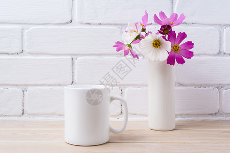 白色咖啡杯和粉菊花白杯子和粉菊花空白杯子用于设计宣传图片