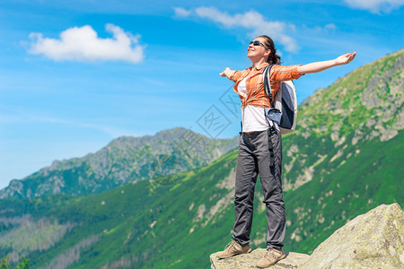 一个带着背包的游客在山上美丽的风景背上享受自由图片
