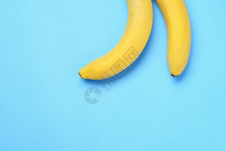 蓝底的香蕉治疗概念图片