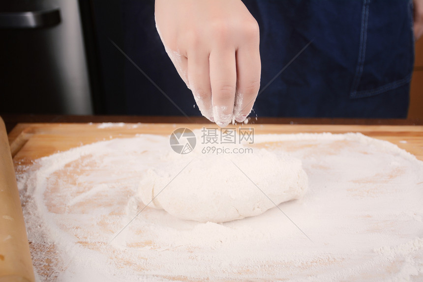 在面团上洒下面粉