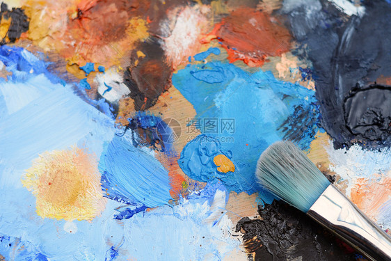 艺术家配有彩色油画笔和漆的调色板艺术概念r配有彩色油画笔和漆的调色板图片