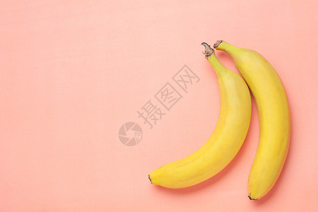 粉红色背景的香蕉治疗概念香蕉图片