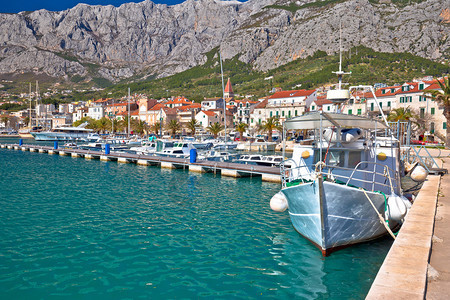 在Biokv山观之下有色马卡斯船和海滨croati的dlmti地区图片