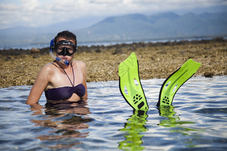 岛屿妇女与潜水亮丽多彩的生动主题图片