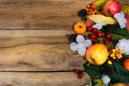感谢或秋天的问候背景苹果浆叶子和白花的边框在生锈木制桌子上复空间图片