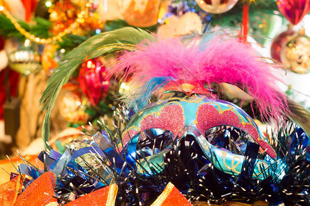 装饰蓝色的圣诞面具配有节日装饰品背景图片