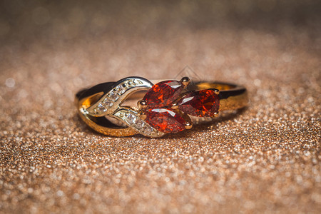 珍贵的金戒指红宝石长袍或圆环图片