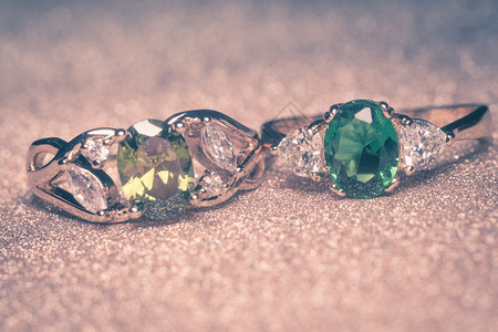 珍贵的金环装饰着绿色的石头过滤图片