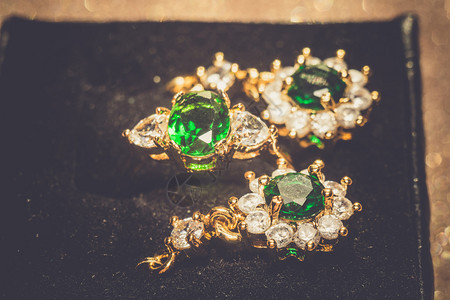 优雅的女首饰金环珍贵的绿宝石过滤背景图片
