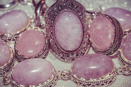 古老的银首饰带有紫色粉石块昆兹特盖或石英过滤完毕图片