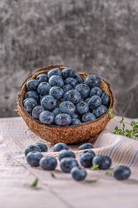 野生蓝莓是抗氧化食品和维生素c健康和美味的蓝莓水果概念图片