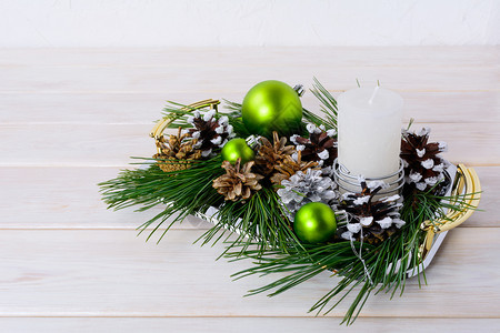 圣诞绿装饰品雪和银松饼有绿色装饰品的圣诞节背景有闪亮球的圣诞节派对装饰品图片