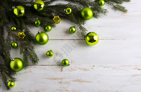 圣诞背景装饰着绿色的棕榈树挂圣诞和装饰品复制空间图片