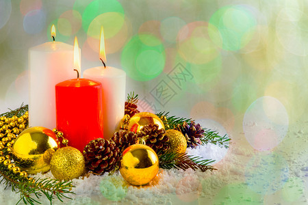 圣诞节装饰在bokeh背景上点燃蜡烛圣诞节贺礼背景复制空间图片