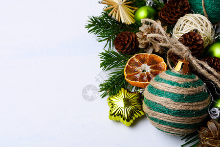 圣誕背景有锈弦装饰的品和松果圣誕背景有fir树枝复制空间图片
