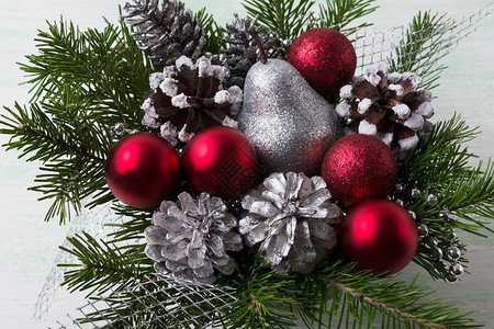 与红装饰品银和雪松锥的圣诞节安排带有银装饰品的圣诞节图片