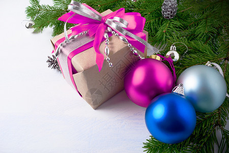 圣诞节礼物盒粉色弓和银丝带圣诞节背景粉色装饰品图片