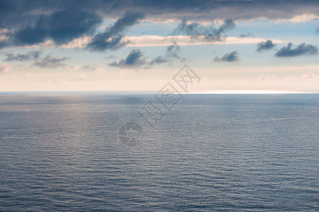 海平滑的面地线和阴暗的天空岩层景观高清图片