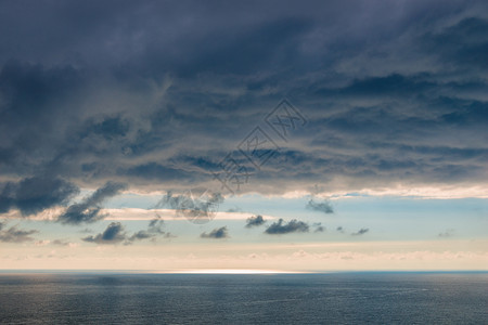 海上美丽的蓝色云戏剧海景背景图片