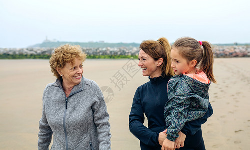 三代女在海滩上行走图片