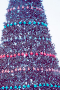 在圣诞节时间装饰着彩色球的fir树过滤了背景图片