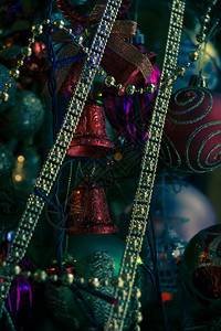 树上的圣诞装饰绿色颜的古董效应图片