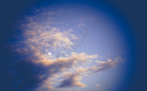 月亮夏天的空有白云古老的自然背景有纸质背景