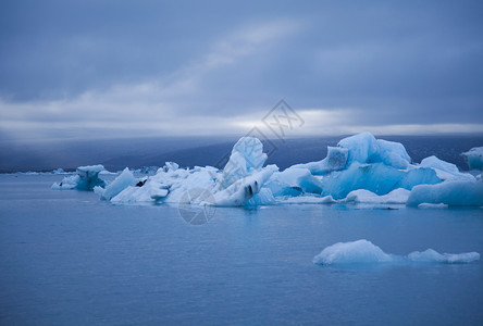 冰湖原明亮多彩的生动主题背景图片
